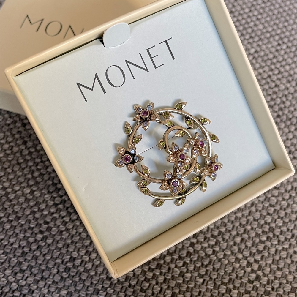 Beautiful Monet Gold Tone Glass Rhinestone Flower Pendant